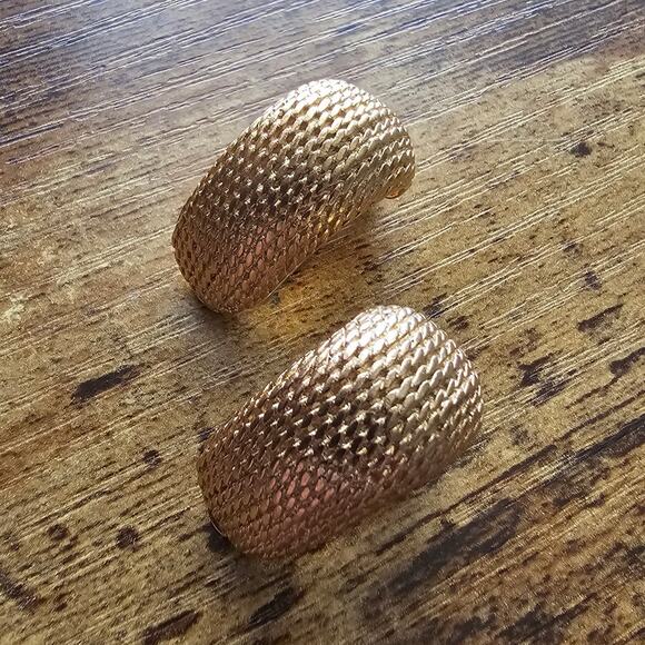 Vtg Chunky Thick Rope Goldtone Taper Half Hoop Clip Earrings 1” - Picture 1 of 3